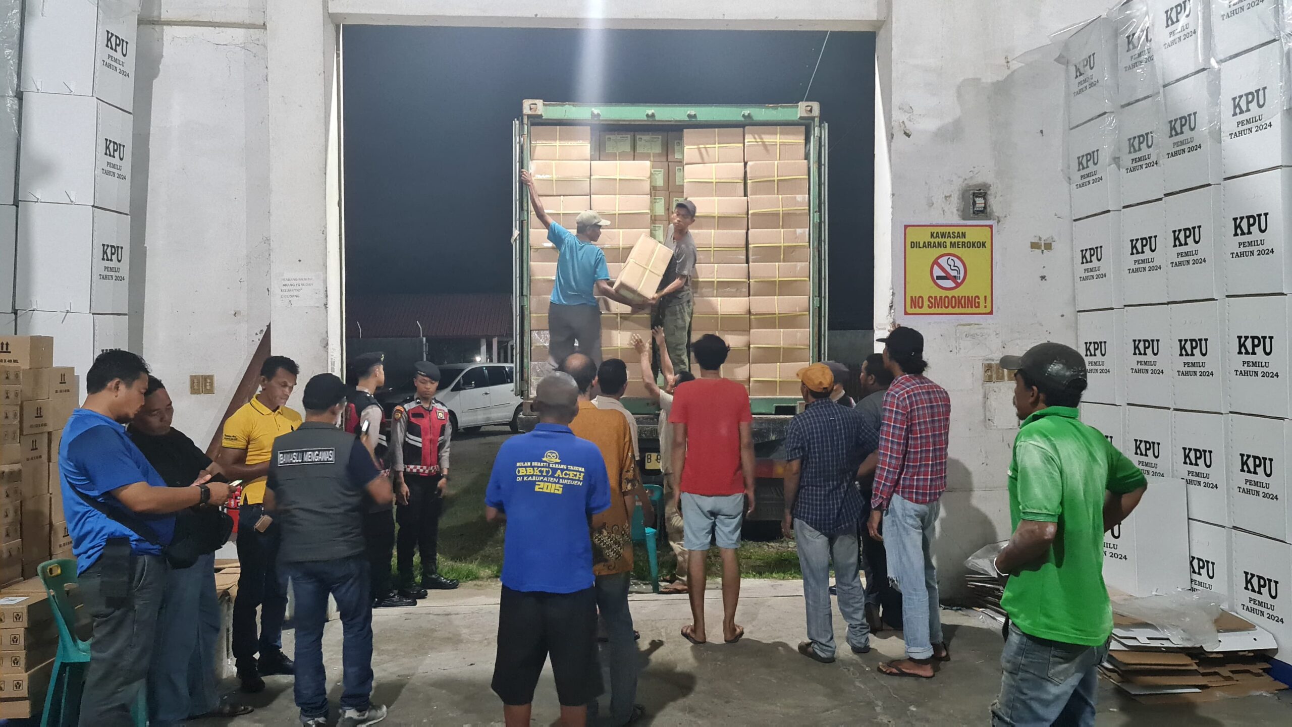 Kapolres Bireuen Pimpin Langsung Pengamanan Kedatangan Logistik Pemilu 2024