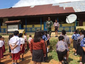 Bentuk Karakter Disiplin, Satgas Pamtas Yonarmed 10/ Bradjamusti Latihkan PBB Pada Anak Sekolah Dasar