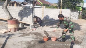 Wujud Manunggal Dengan Rakyat, Babinsa Koramil Selorejo Bantu Atasi Kesulitan Warga