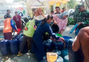20 Ribu Liter Air Bersih Disalurkan Kodim Bojonegoro untuk Warga Desa Bakulan dan Balongrejo