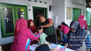 Dukung Program Balita Sehat, Babinsa Koramil Sukorejo Dampingi Kegiatan Posyandu