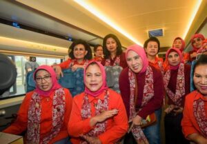 Naik Whoosh, Ibu Iriana: Tidak Terasa 27 Menit Sampai Bandung