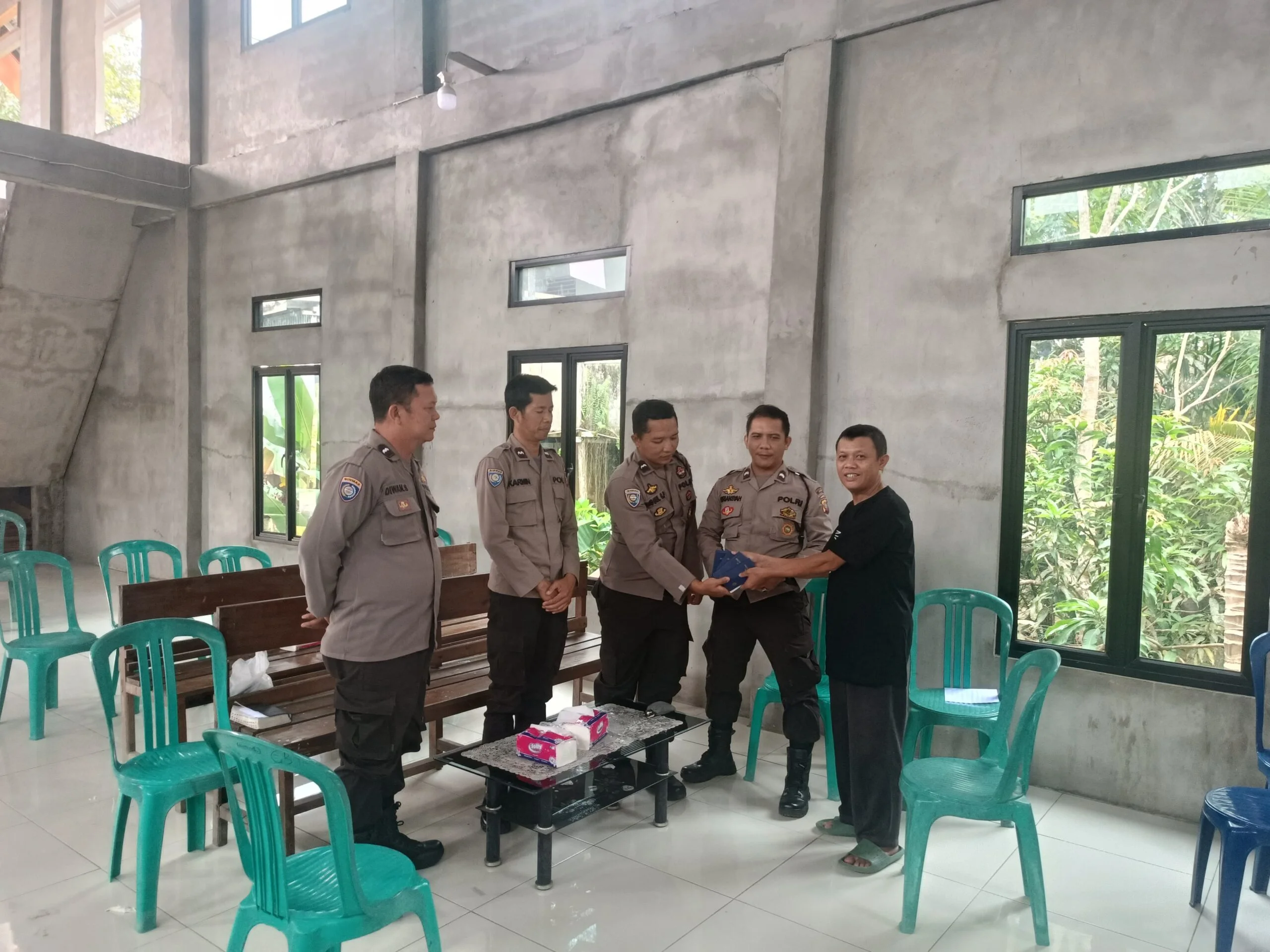 Sat Binmas Polres Landak Menyerahkan Alkitab Kepada Ketua Gereja Bethel Tabernakel Pdt. Pangsono, S.Pd.K