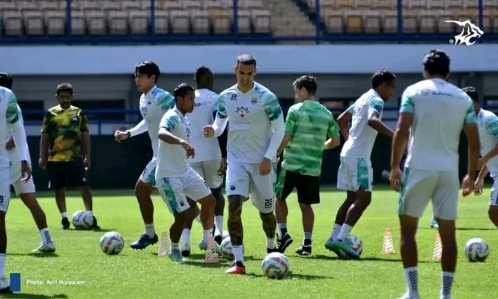 Alberto Bawa Misi Pulang Tanpa Kebobolan dari Surabaya