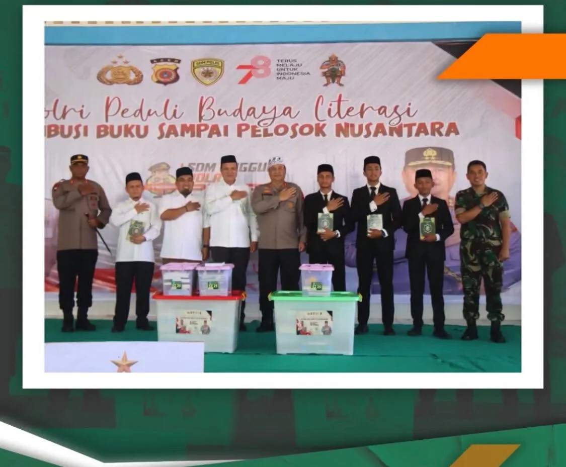 Kapolda Aceh Salurkan Buku dan Kitab di Dayah Oemar Diyan