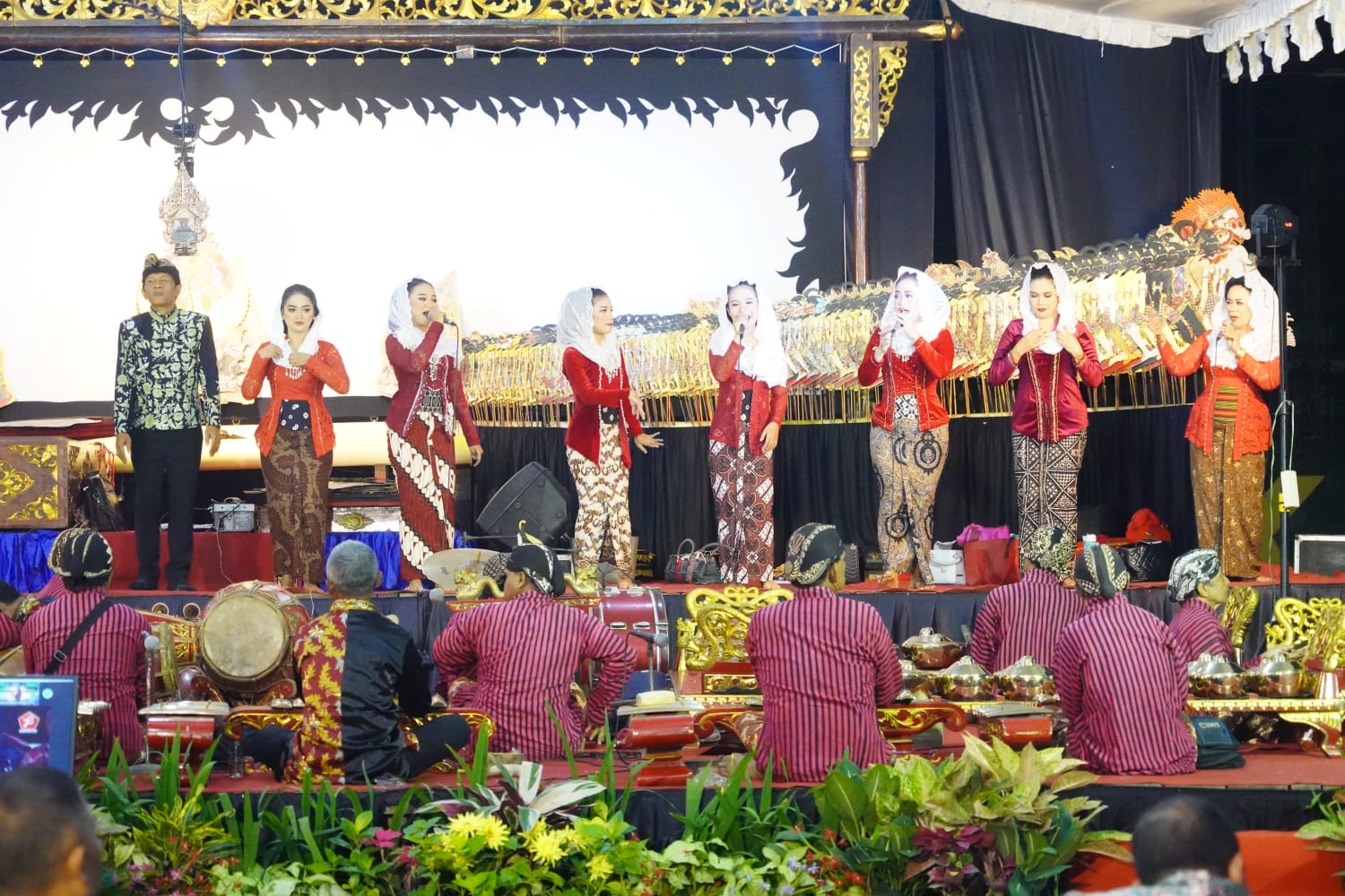 Peringati HUT Ke-78 TNI, Divif 2 Kostrad dan Lanud Abd Saleh Malang Kolaborasi dalam Pagelaran Wayang Kulit