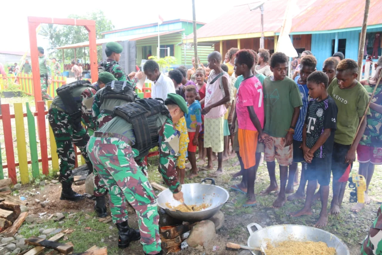 Satgas Mobile Yonif MR 411 Kostrad Gelar Syukuran HUT ke-78 TNI di Pedalaman Papua