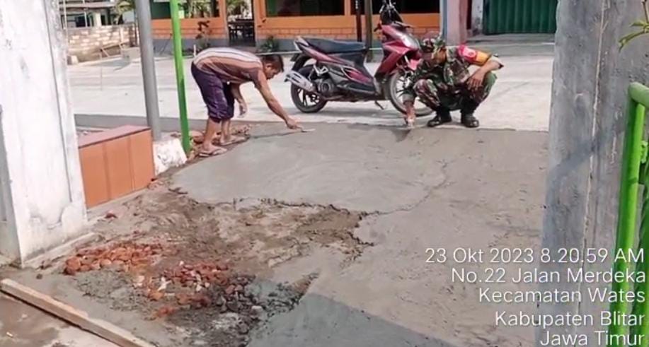 Bantu Pembangunan Di Wilayah Binaannya, Babinsa Koramil Wates Terjun Langsung Ke Lapangan
