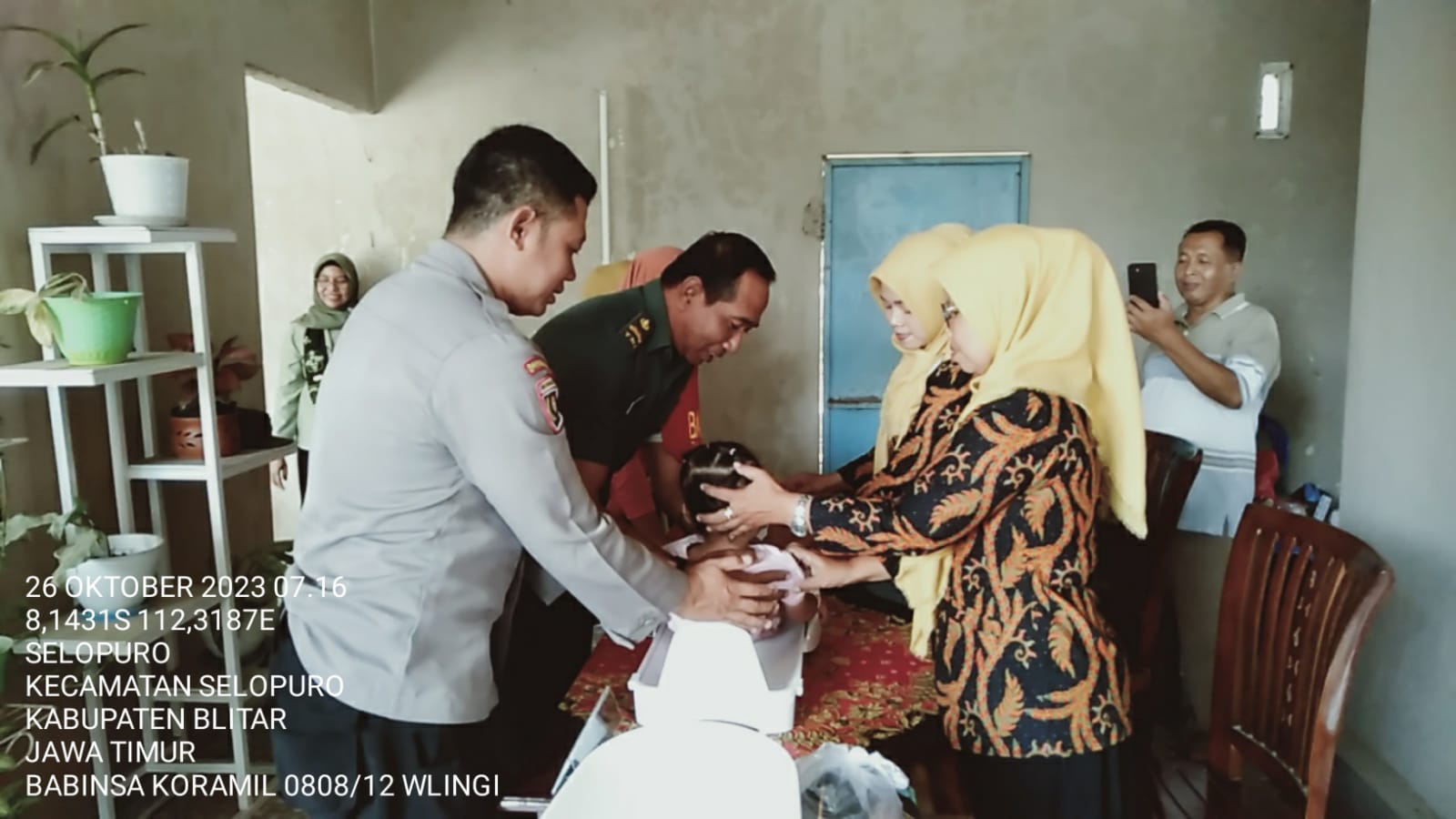 Peduli Kesehatan Generasi Penerus Bangsa, Babinsa Pos Selopuro Dampingi Kegiatan Posyandu Balita