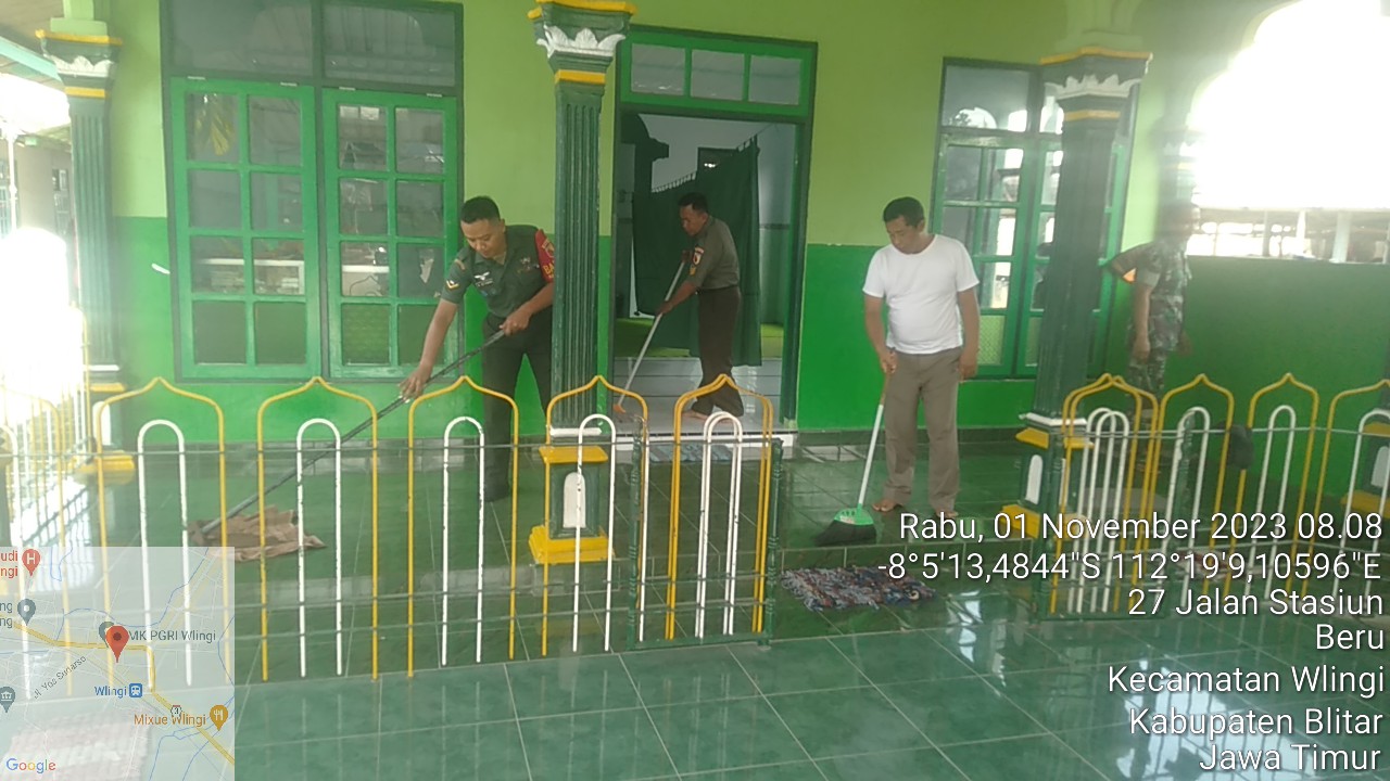Peduli Kebersihan Tempat Ibadah, Anggota Koramil Wlingi Laksanakan Pembersihan Di Mushola Ar Rohmah Kelurahan Beru