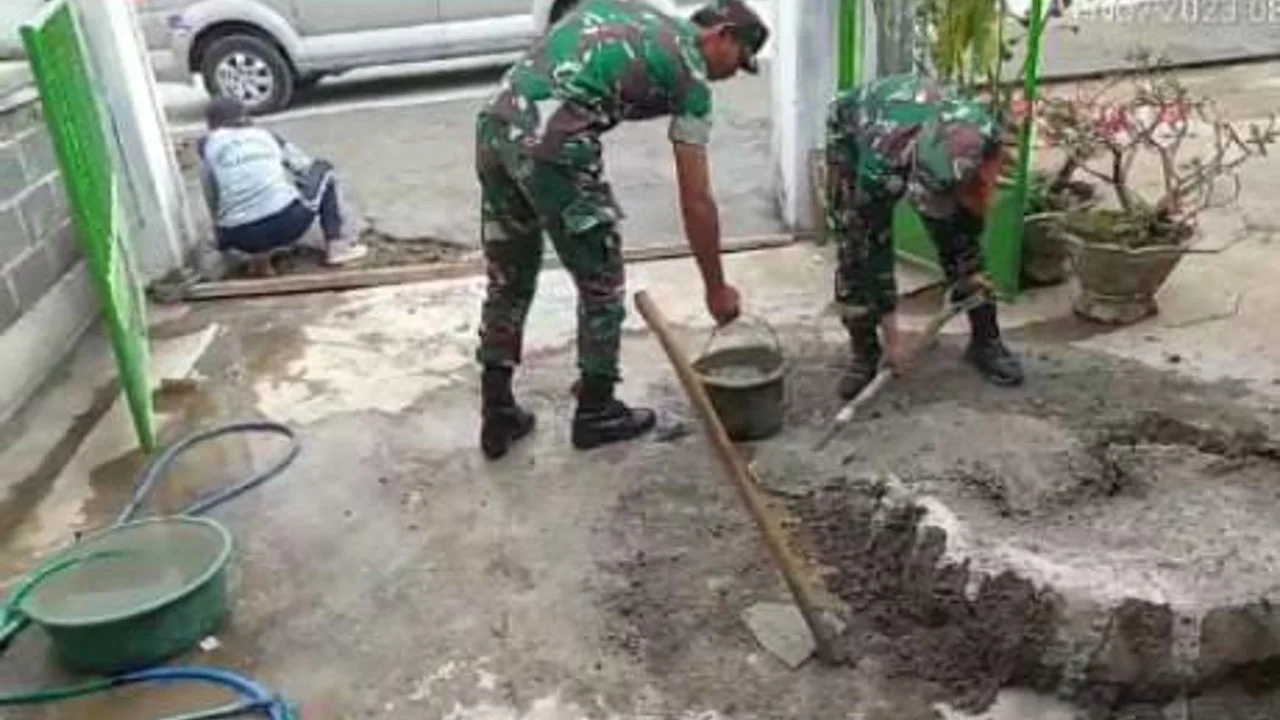 Terjun Langsung Ke Lapangan, Anggota Koramil Wates Bantu Atasi Kesulitan Warga Di Wilayah