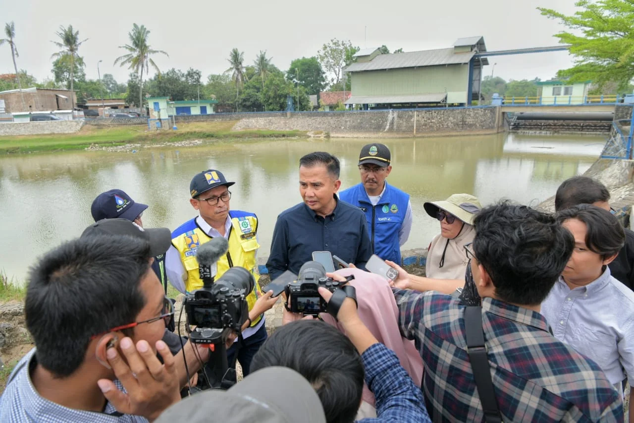 Penjabat Gubernur Jawa Barat Bey Machmudin meninjau Bendung Barugbug di Kabupaten Karawang, Selasa (7/11/2023).