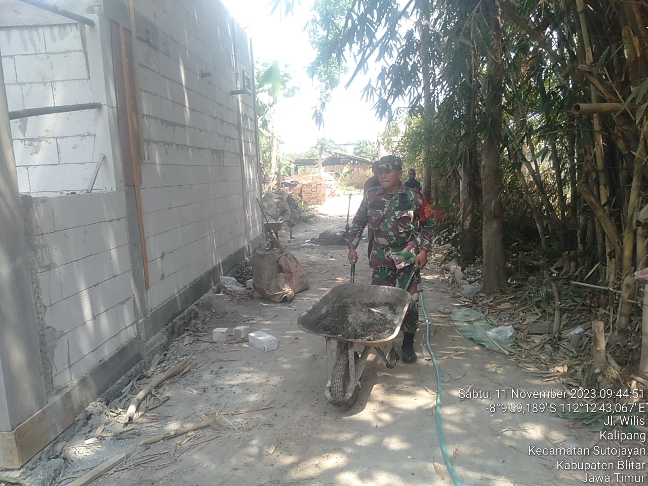Bantu Atasi Kesulitan Warga Binaannya, Babinsa Koramil Sutojayan Dan Warga Masyarakat Gelar Gotong Royong Bersama