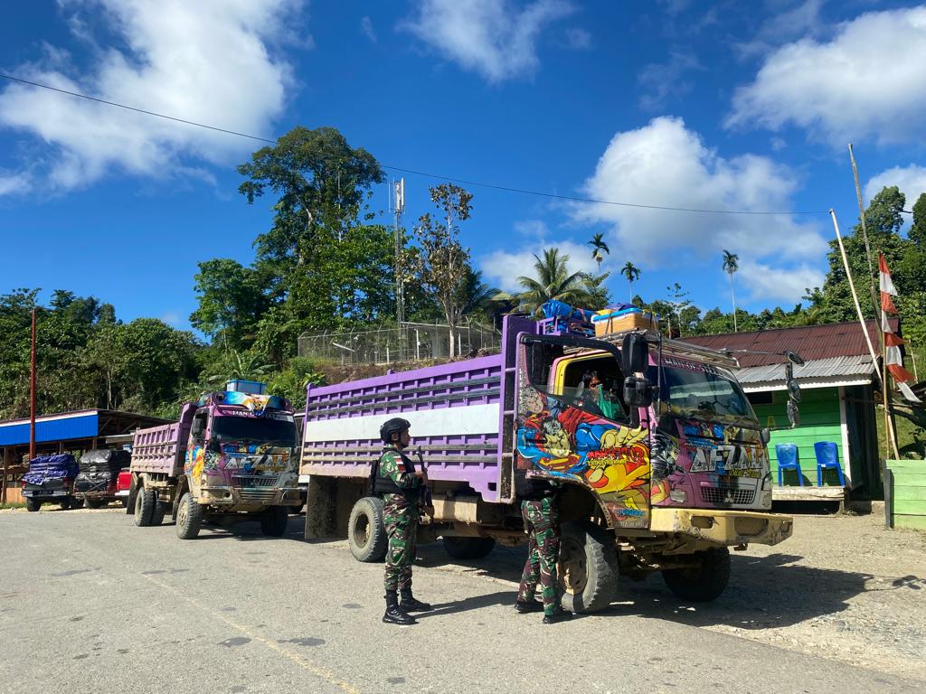 Tingkatkan Stabilitas Keamanan Satgas Yonif 122/TS Gelar Pemeriksaan Disepanjang Jalan Trans Papua