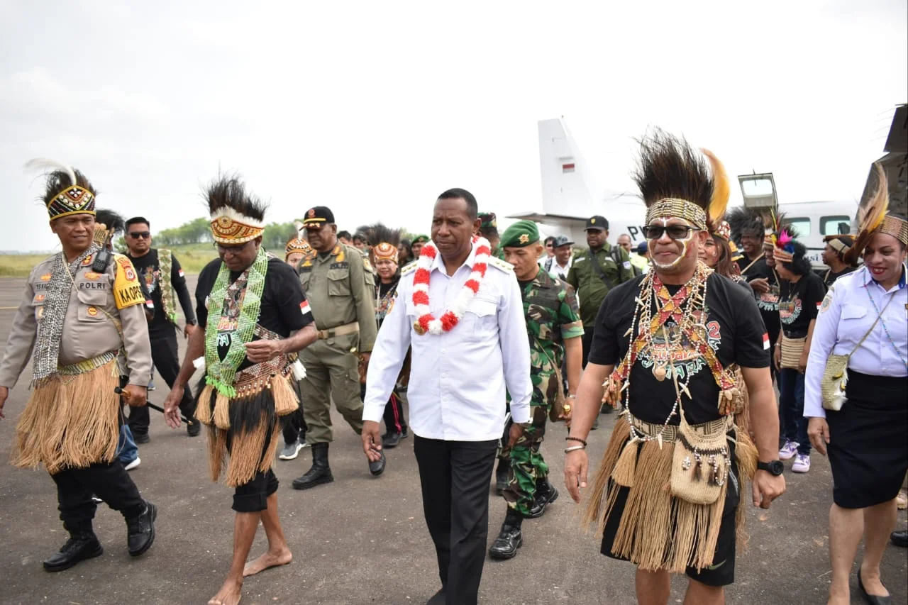 Sinergi Satgas Yonif 125/SMB Bersama Forkopimda Sambut Kunjungan Kerja Pj Gubernur Papua Selatan di Mappi