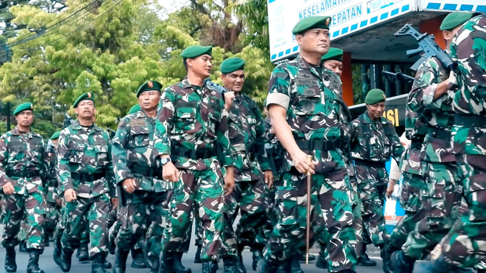 Yakinkan Kondisi Fisik Prajuritnya, Dandim 0613/Ciamis Pimpin Ratusan Prajuritnya Lakukan Hanmars Dengan Senjata Lengkap