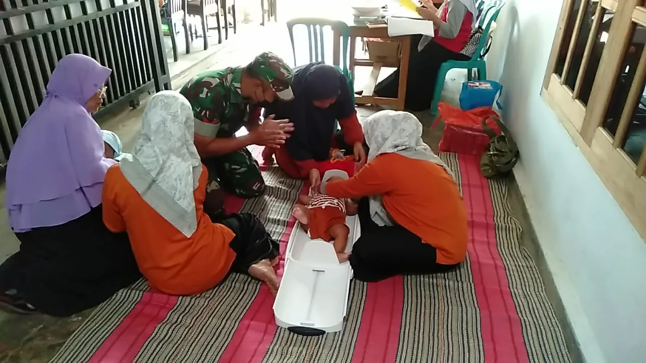 Peduli Stunting, Babinsa Pos Selopuro Dampingi Kegiatan Posyandu Balita Di Wilayah Binaannya