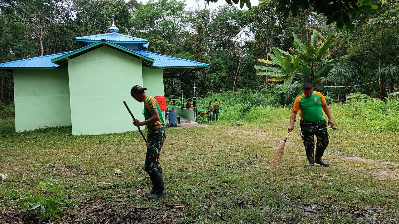Peduli Lingkungan, Pos Sei Seria Satgas Pamtas RI-Mly Yonarmed 10 Bradjamusti Laksanakan Gotong-royong Bersihkan Masjid