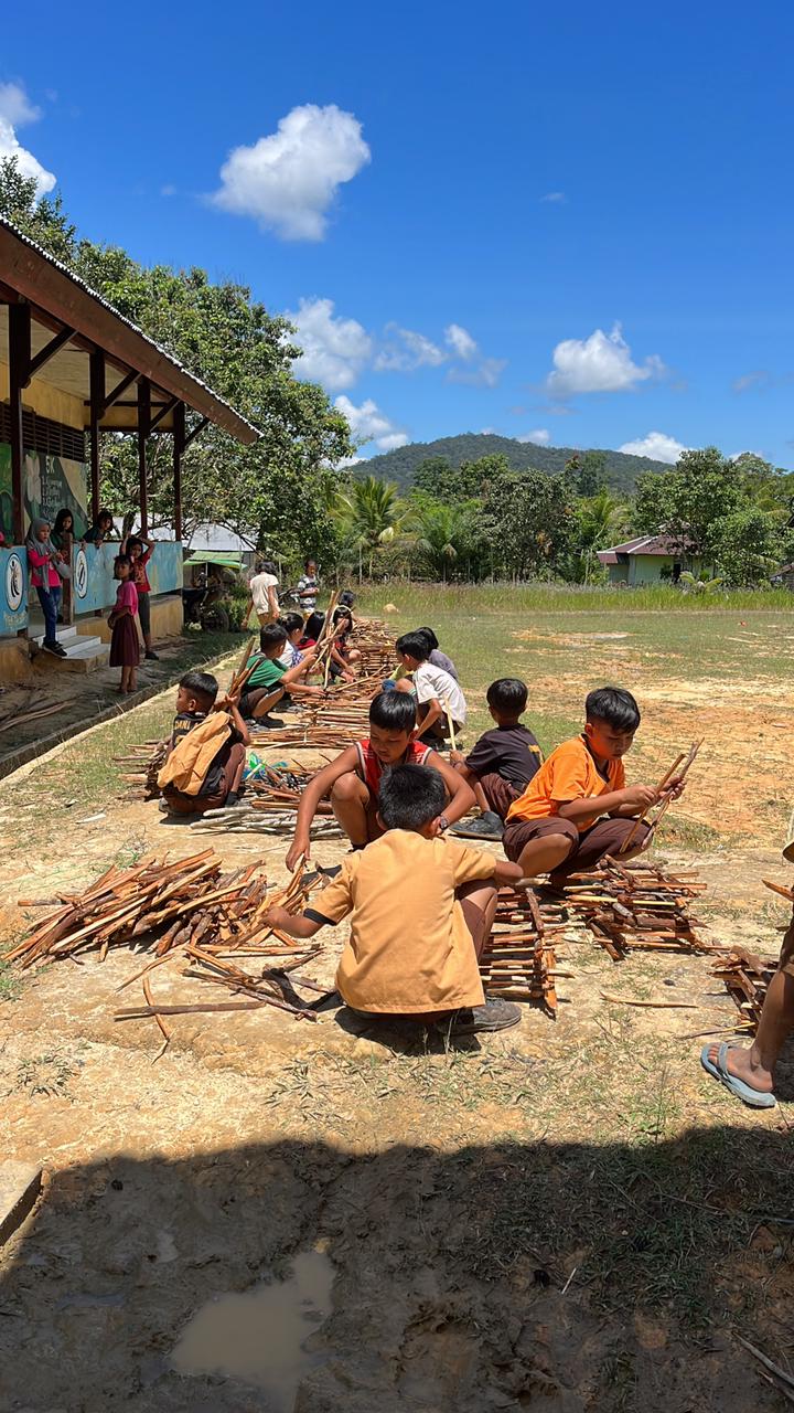 Satgas TNI Yonarmed 10/Bradjamusti Ikut Serta Melatih Kegiatan Pramuka di SDN 19 Sungai Kelik