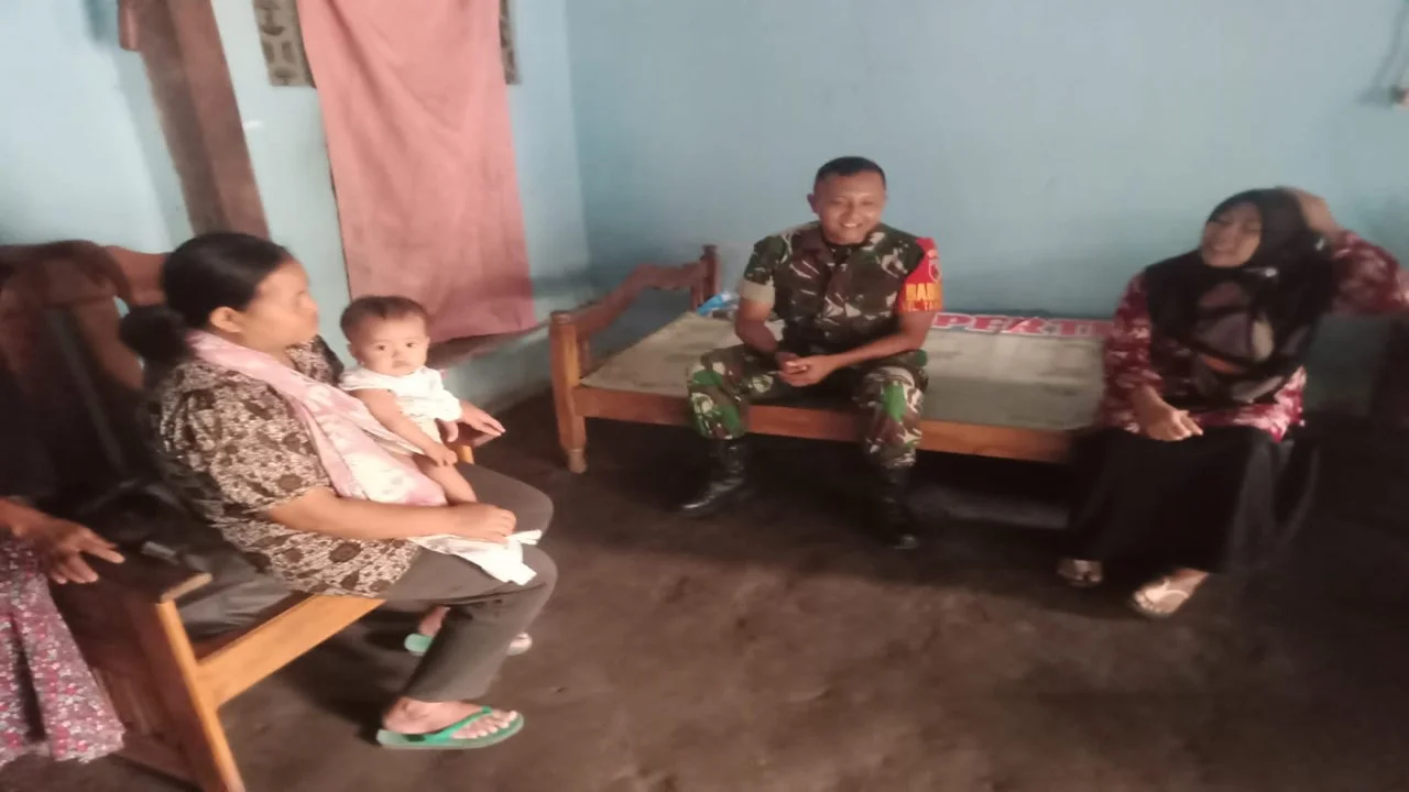 Wujud Kepedulian, Babinsa Koramil Garum Laksanakan Kegiatan Monitoring Dan Berikan Bantuan Tambahan Gizi Kepada Anak Penderita Stunting
