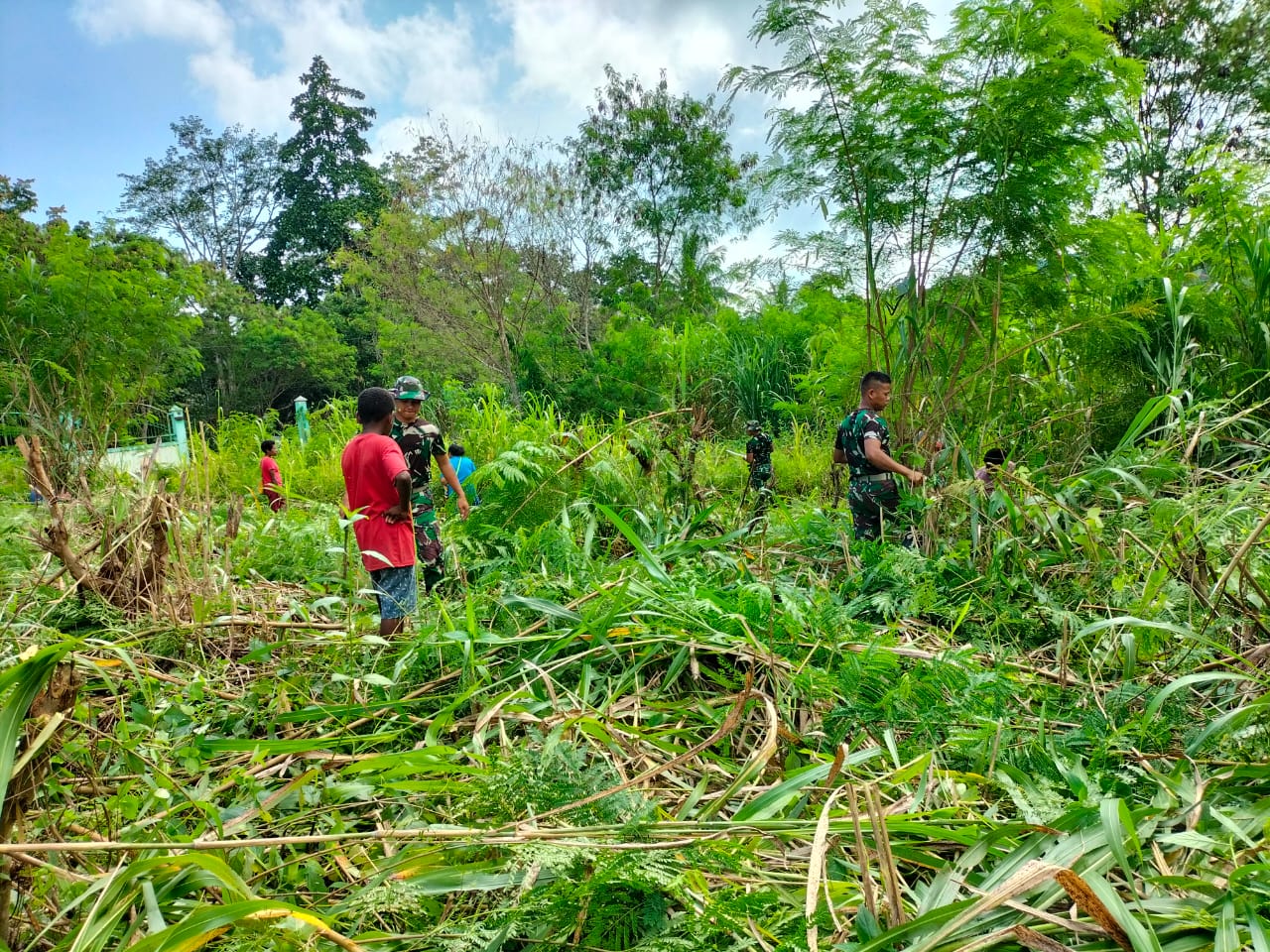 Sambut Momen Natal Bersih, Damai dan Indah, Satgas Yonif 122/TS Bersama Masyarakat Jampung Kalipay Melaksanakan Karya Bhakti