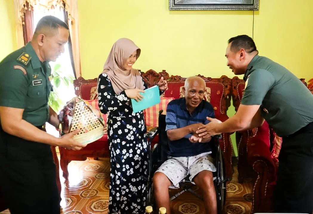 Sambangi Anggota yang Sakit, Dandim Bojonegoro berikan Motivasi