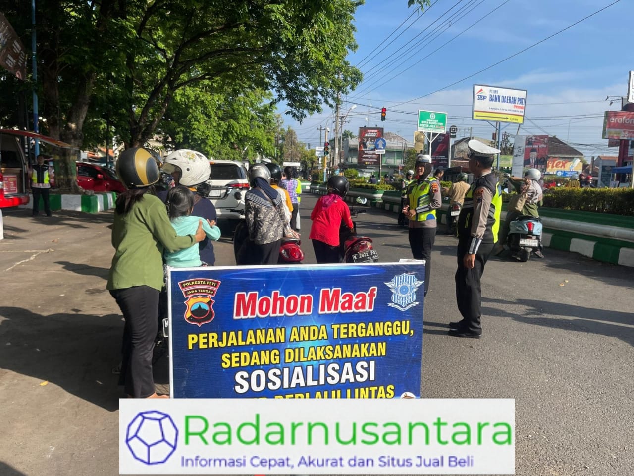 Satlantas Polresta Pati Bagikan Pamflet dan Beri Hadiah Bagi Pengendara