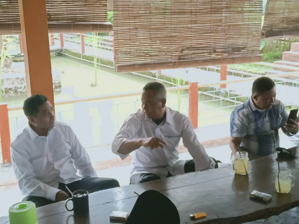 Tampak Pengurus IKKI sedang berdiskusi untuk membangun IKKI dari kiri, Ketua Umum Dr.Rahman Sabon Nama ,tengah Sekretaris IKKI Laksma TNI Purn.Ir.Suroyo dan kanan Ketua Dewan Pengawas IKKI Letjen TNI Purn.Dr.Umar Abdul Azis,SH.