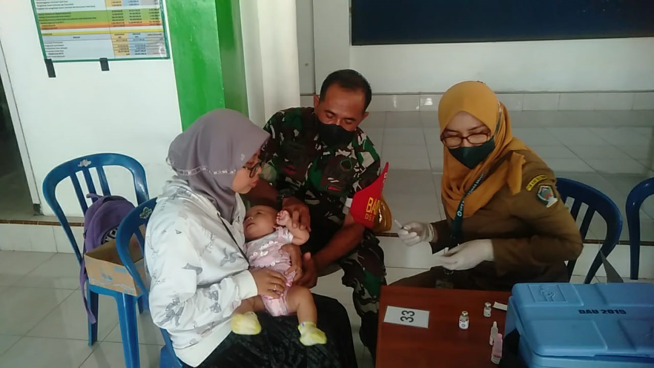 Dukung Program Pemerintah, Babinsa Pos Selopuro Dampingi Kegiatan Posyandu Balita Di Wilayah Binaannya