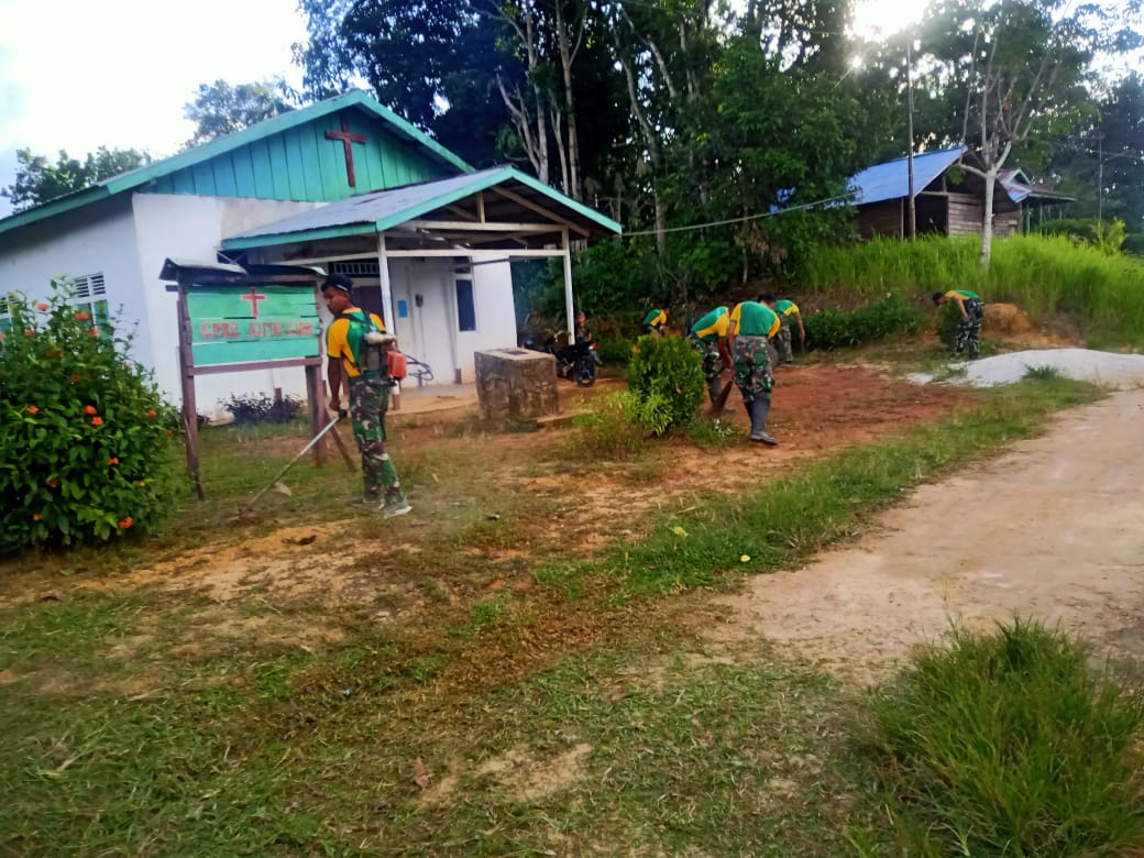 Jaga Kebersihan Tempat Ibadah, Pos Enteli Satgas Pamtas Yonarmed 10/Bradjamusti Bersama Masyarakat Bersihkan Gereja