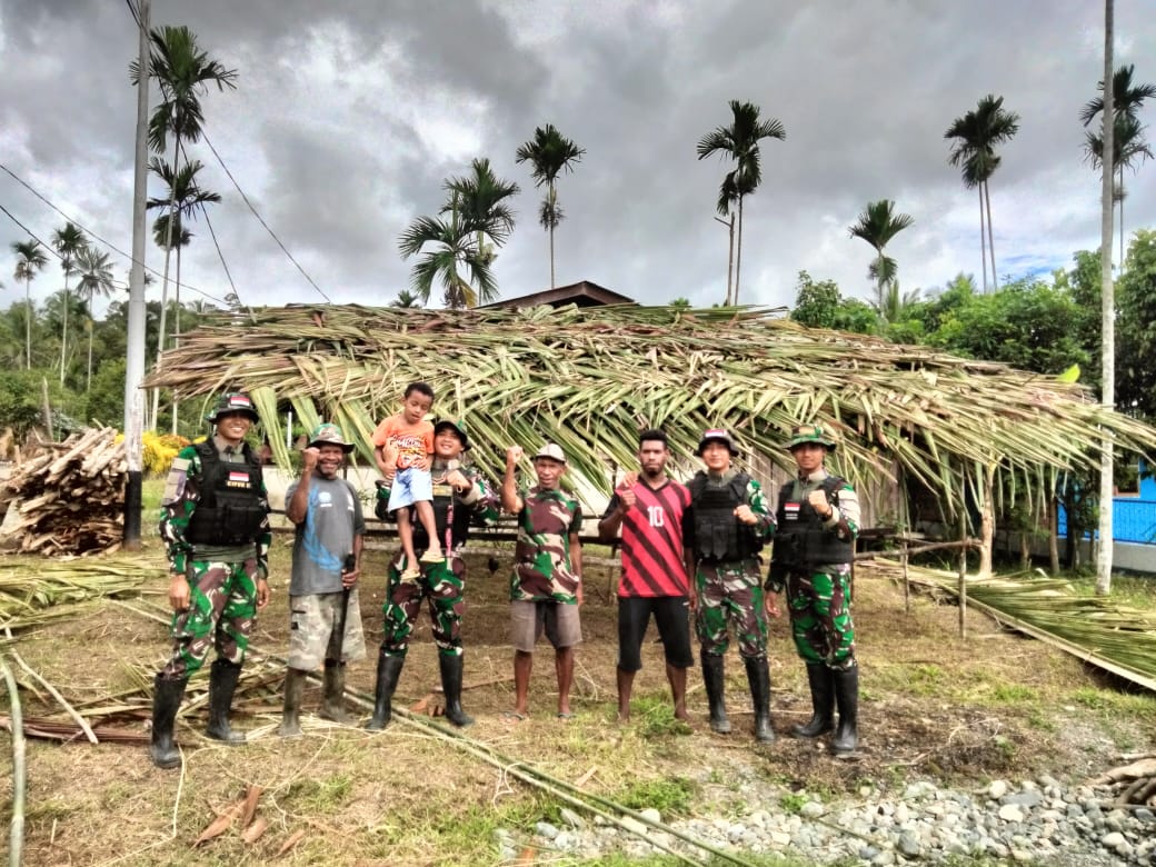 Bahu Membahu Bersama Rakyat Menyiapkan Acara Adat di Papua Sebagai Wujud Kemanunggalan TNI-Rakyat Dalam Menciptakan Situasi Aman dan Nyaman