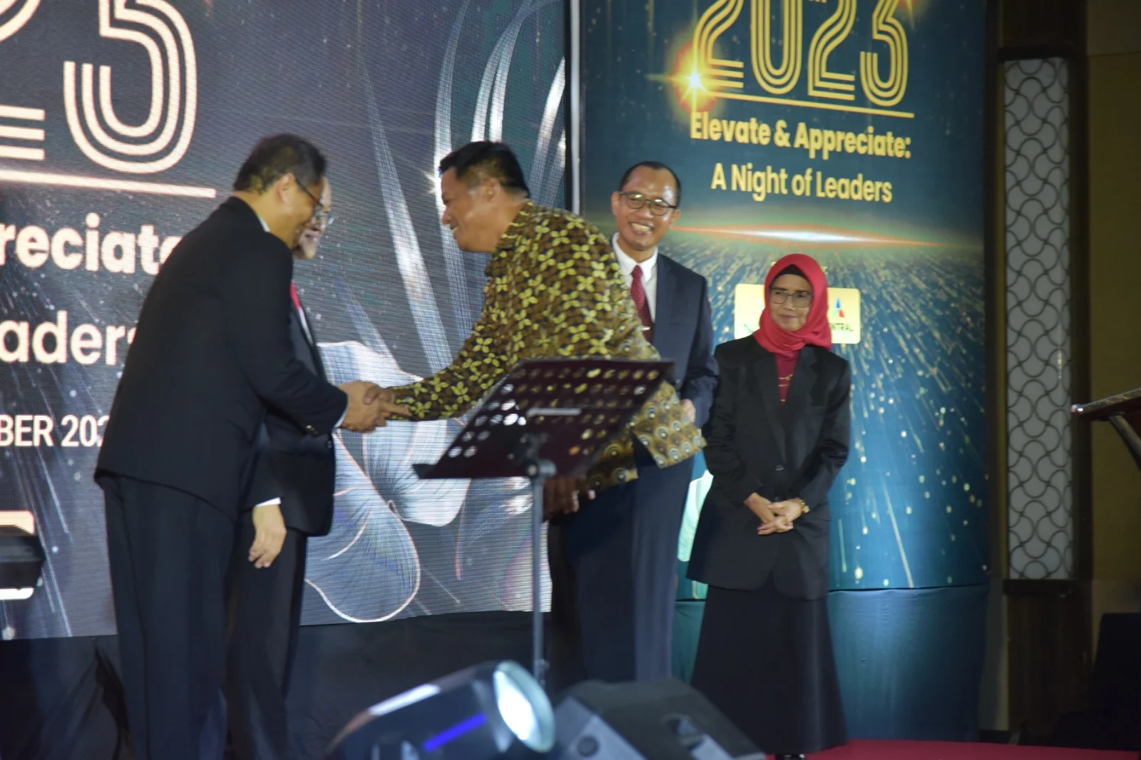 Prestasi Gemilang AAL: Gubernur Akademi TNI Angkatan Laut Terima Penghargaan Strong Institution in Partnership dari Universitas Airlangga
