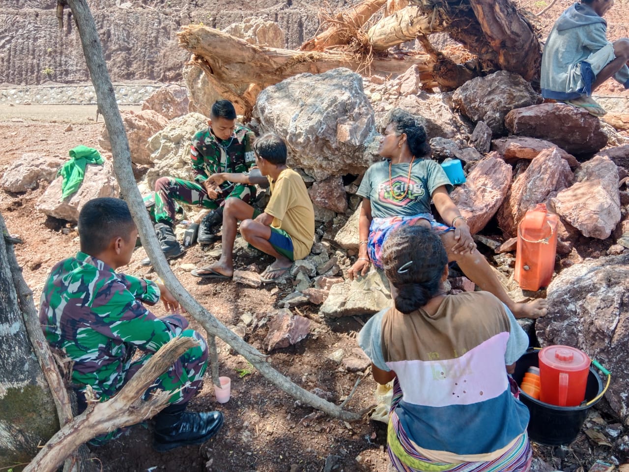 Adakan Pelayanan Kesehatan Keliling, Pos Oelbinose Satgas Yonkav 6/Naga Karimata Membangu Masyarakat Dalam Bidang Kesehatan