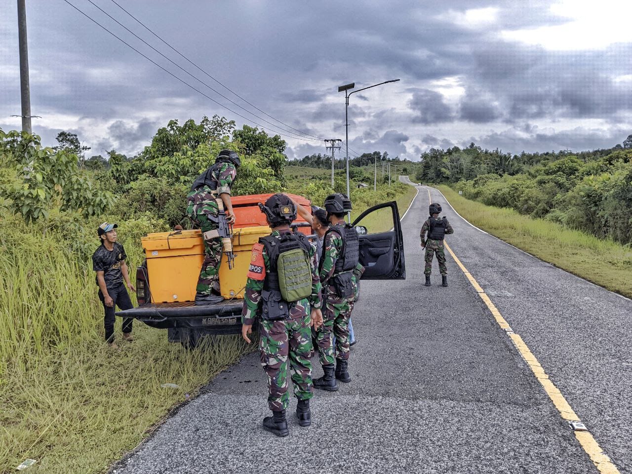 Tingkatkan Keamanan!Satgas Pamtas RI-Malaysia Gelar Sweeping di Perbatasan