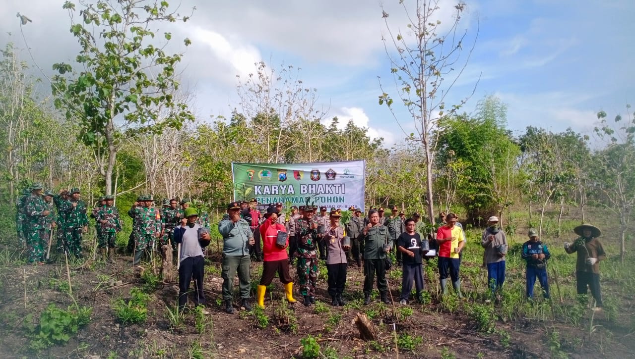Jaga Kelestarian Alam, Kodim 0808/Blitar Laksanakan Karya Bakti Penanaman Pohon