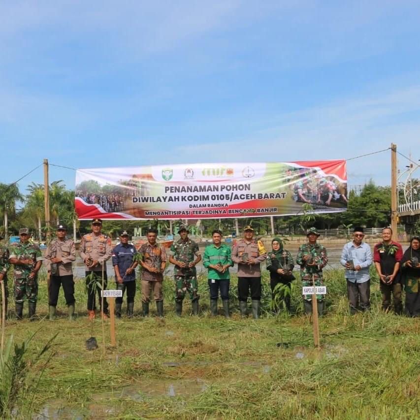 Kodim 0105/Abar Berkolaborasi Dengan Pemda Dan Instansi Terkait Tanam Pohon Glodokan Tiang Ashok Di Bibir Sungai Meureubo Antisipasi Banjir