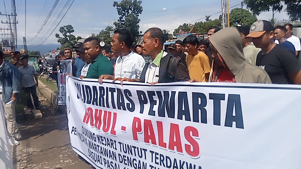 Tolak kekerasan terhadap wartawan , puluhan wartawan melakukan aksi di depan kantor Kejari Palas