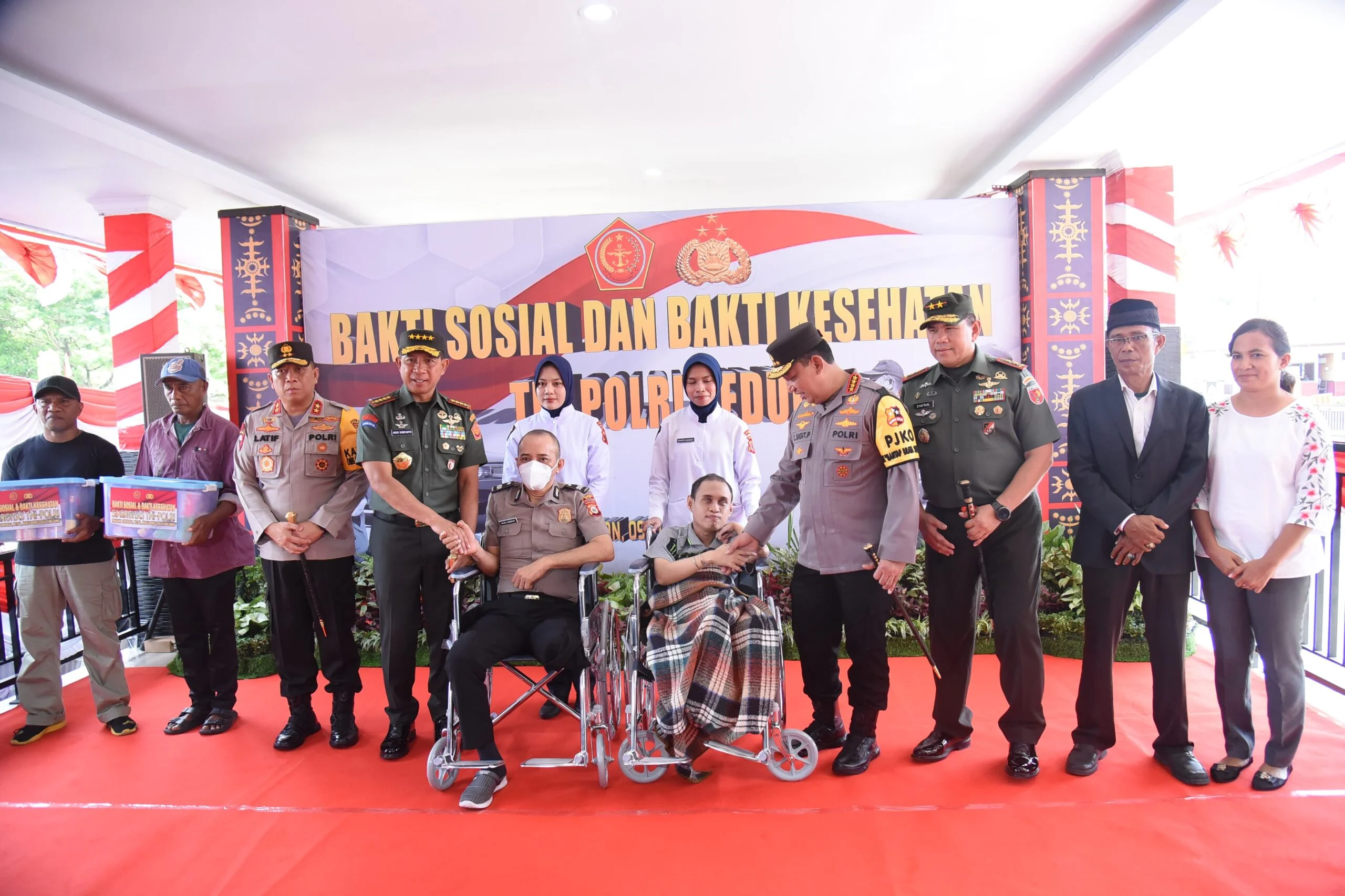 Kapolri dan Panglima TNI Berikan Bantuan Kesehatan Gratis di Maluku
