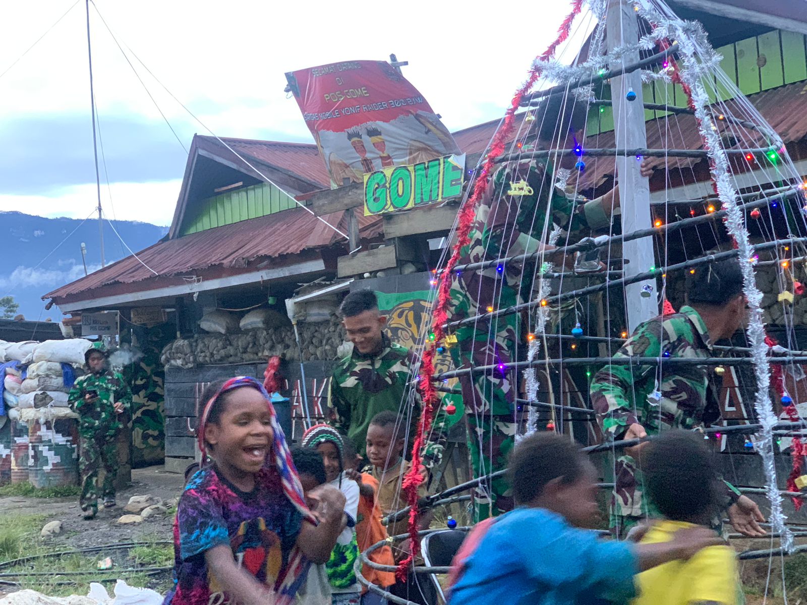 Satgas TNI 300 Siliwangi Ajak Anak-anak Membuat Pohon Natal di Gome Papua