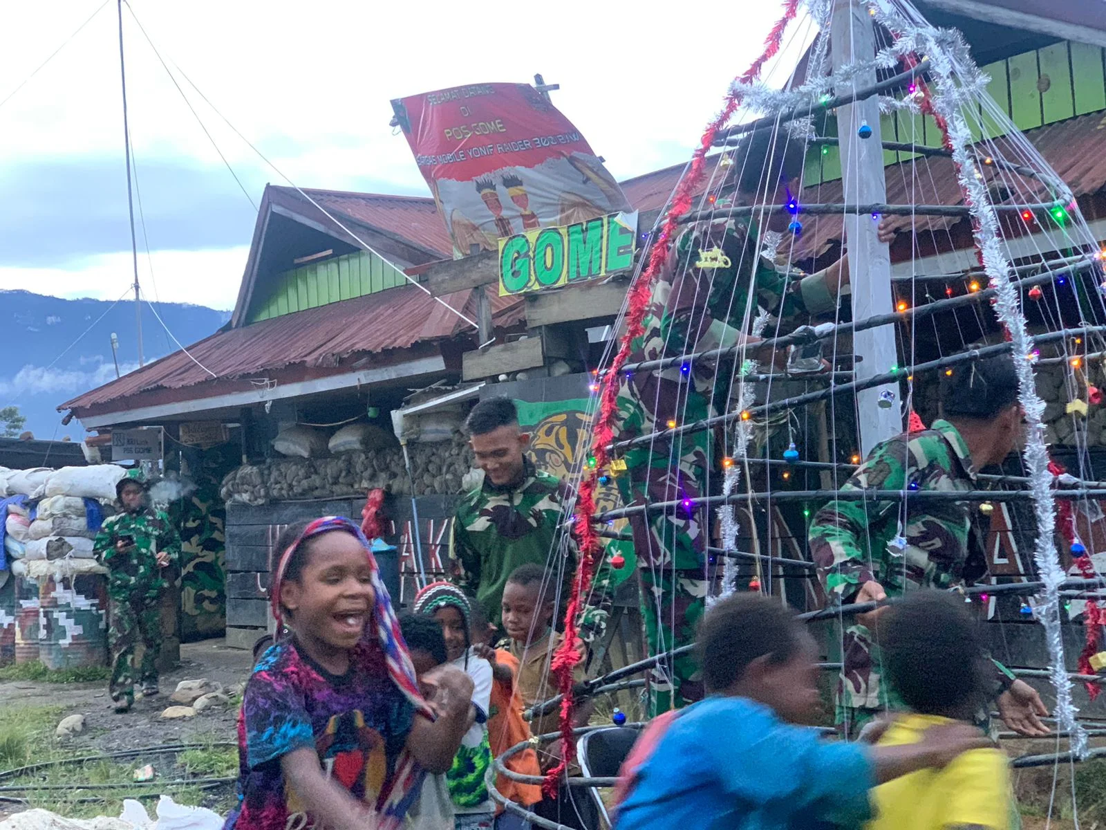 Satgas TNI 300 Siliwangi Ajak Anak-anak Membuat Pohon Natal di Gome Papua