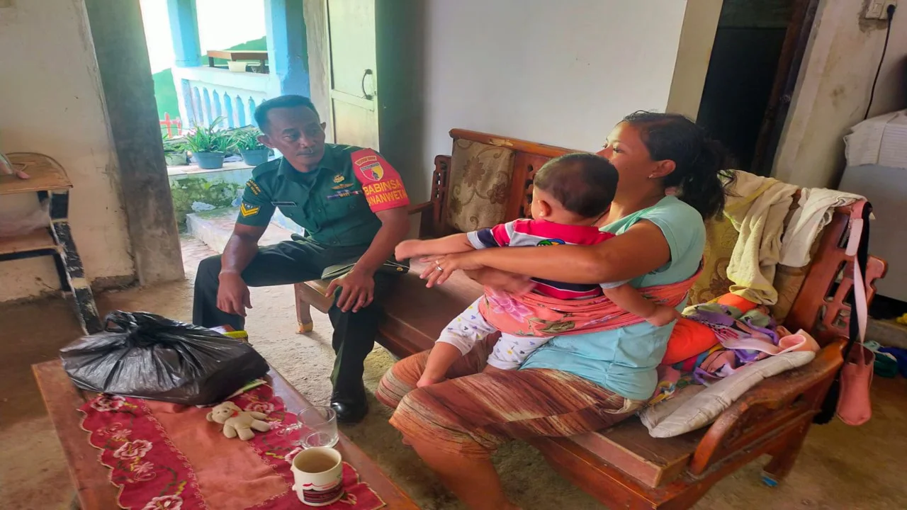 Wujud Kepedulian, Babinsa Koramil Sananwetan Berikan Bantuan Sosial Kepada Warga Yang Mempunyai Anak Stunting