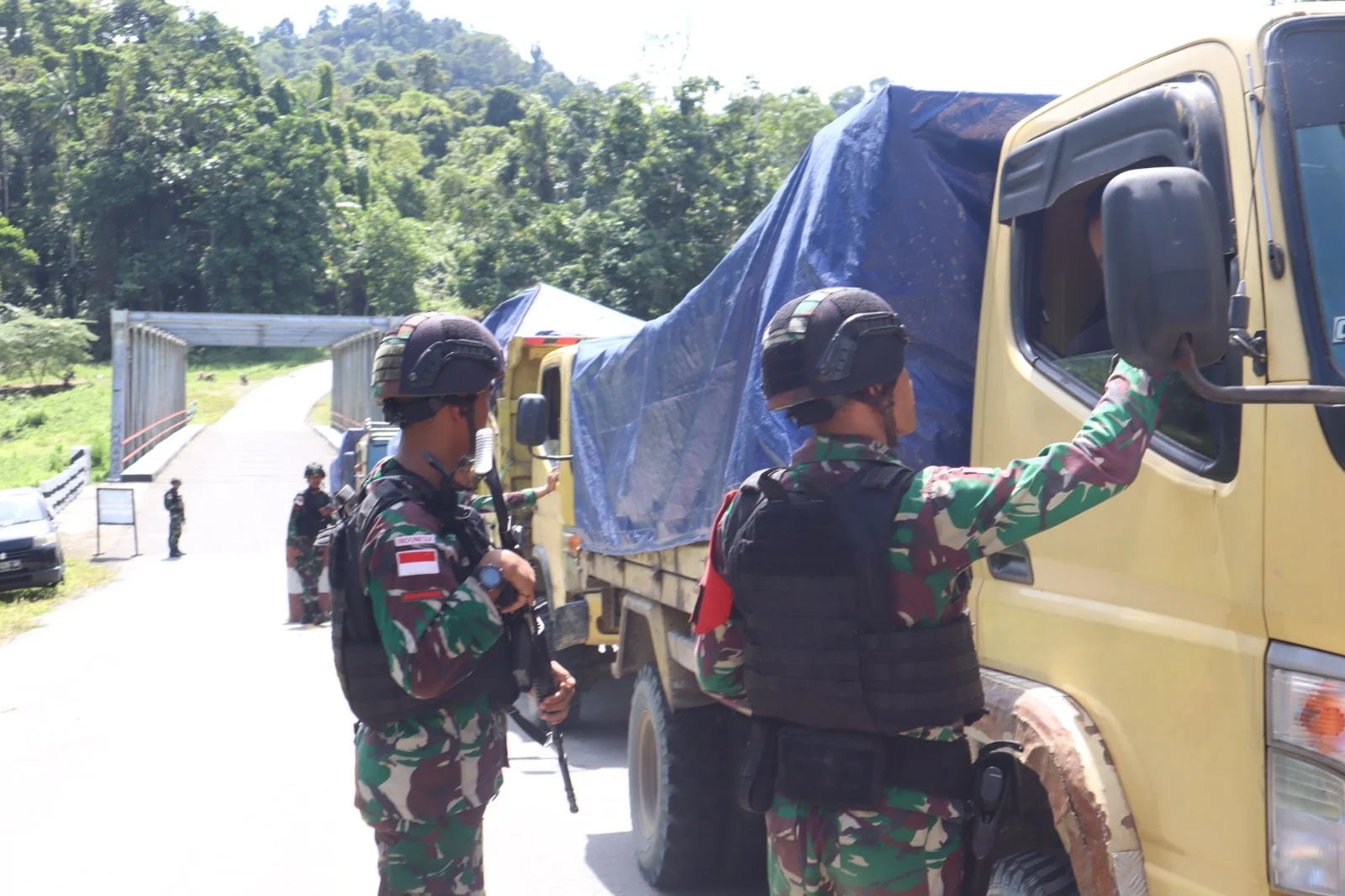 Jelang Natal dan Tahun Baru, Satgas Yonif 122/TS Pos Sawiyatami Gelar Sweeping di Jalan Lintas Trans Papua Demi Menciptakan Rasa Aman