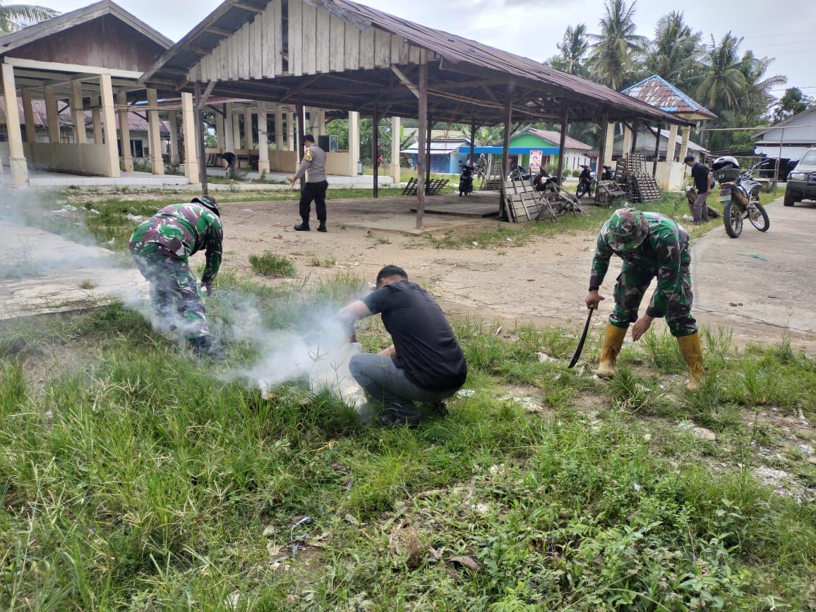 Lanjutkan Program Kasad, Anggota Koramil Laksanakan Karya Bhakti Pembersihan Pasar