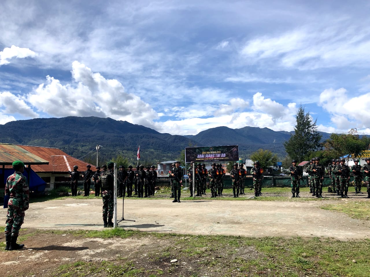 Dansatgas Mobile TNI 300 Siliwangi Pimpin Upacara Hari Juang TNI-AD Tahun 2023 di Kabupaten Puncak Papua