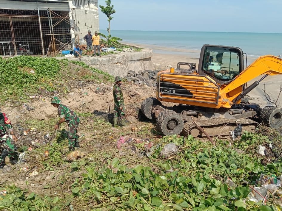Peduli Terhadap Warganya, Koramil 0811/12 Bancar Tuban Datangkan Alat Berat Guna Normalisasi Kali