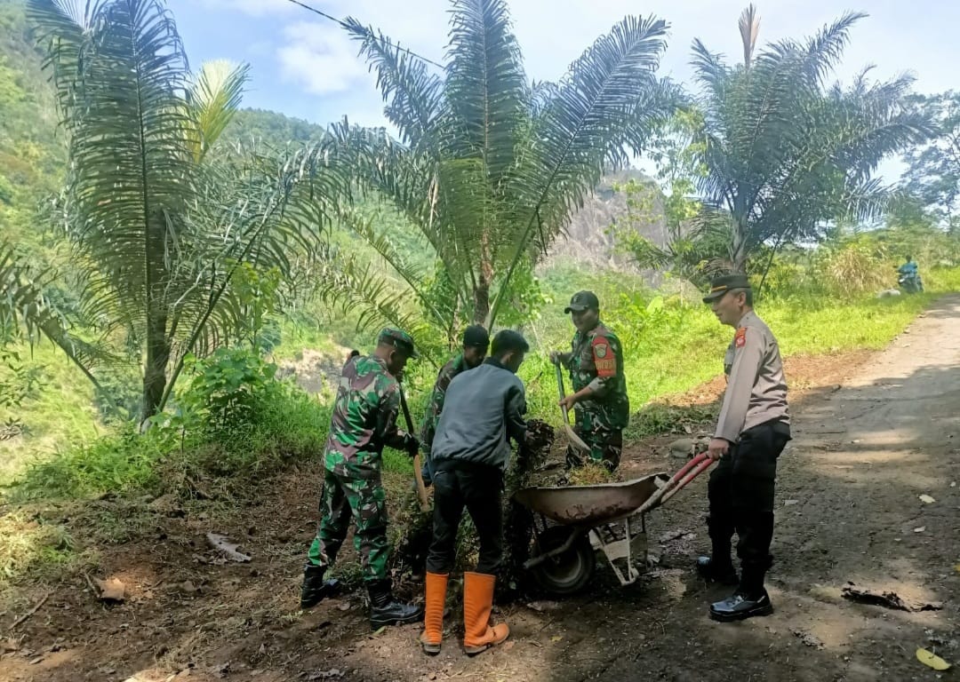 Antisipasi Potensi Bencana Alam Polisi Kerja Bakti Membersihkan Lingkungan