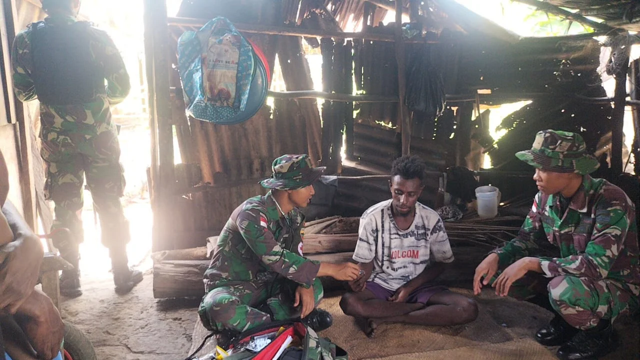 Jarak Yang Jauh Tidak Menyurutkan Prajurit Si'mbisa Berikan Pelayanan Kesehatan di Kampung Mambum