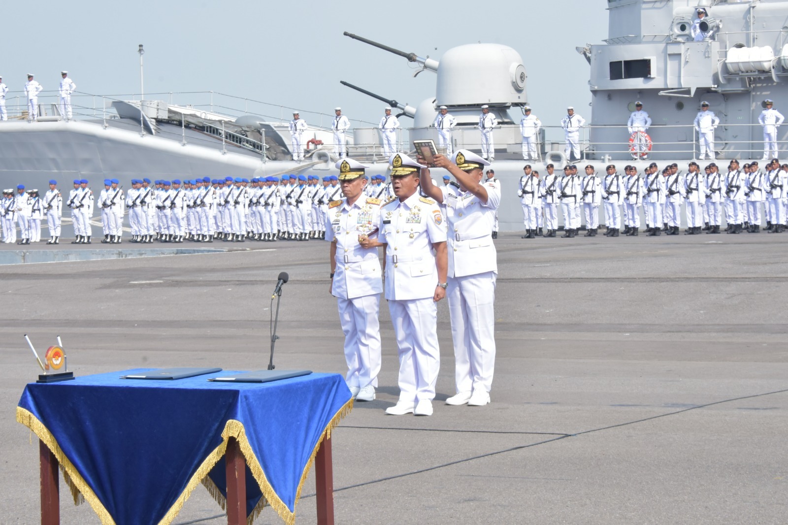 Gubernur AAL Hadiri Serah Terima Jabatan Pangkoarmada II