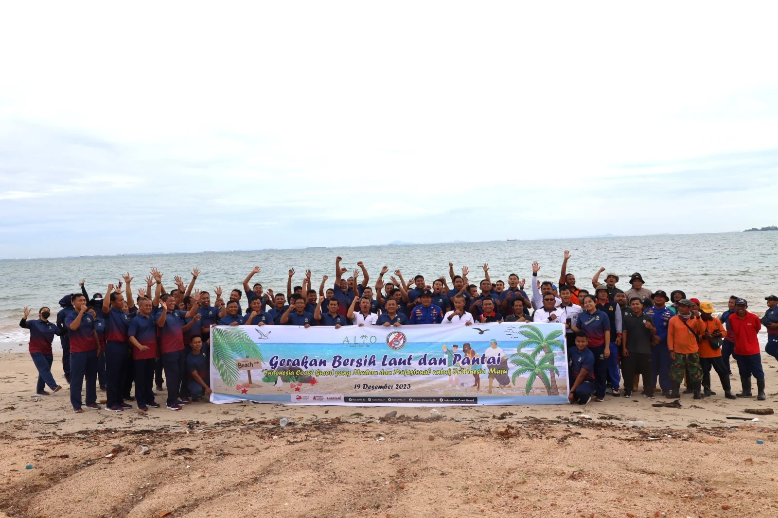 Dukung Program Pemerintah, Personil Lantamal IV Aksi Gerakan Bersih Laut dan Pantai di Pesisir Pantai Alio
