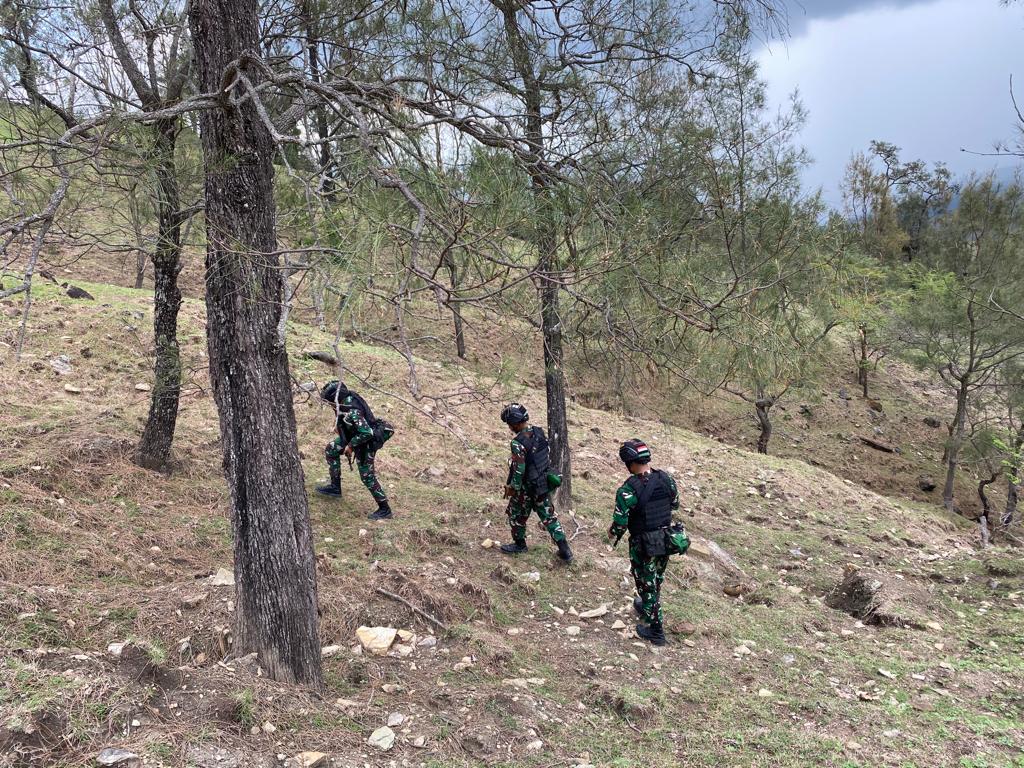 Laksanakan Pengawasan Ketat, Pos Oelbinose Satgas Yonkav 6/Naga Karimata Patroli Disekitar Jalan Tikus